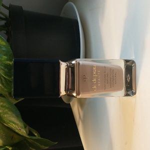 Cle de Peau Radiant Fluid Foundation